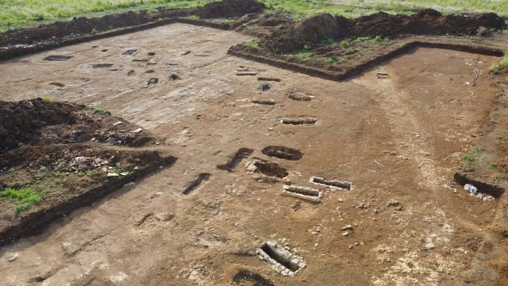 En fouillant sur 21 hectares, les archéologues ont exhumé 67 dépouilles, enterrées avec leurs bijoux durant l'Antiquité. © <em>Soprintendenza Archeologia Belle Arti Paesaggio Etruria Meridionale</em> 