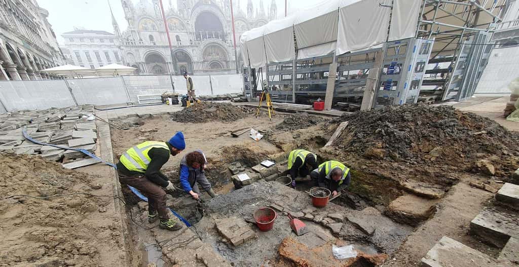 Les archéologues ont investi la place Saint-Marc pendant plusieurs semaines, exhumant les vestiges d'une église médiévale et une mystérieuse tombe. © Soprintendenza ABAP