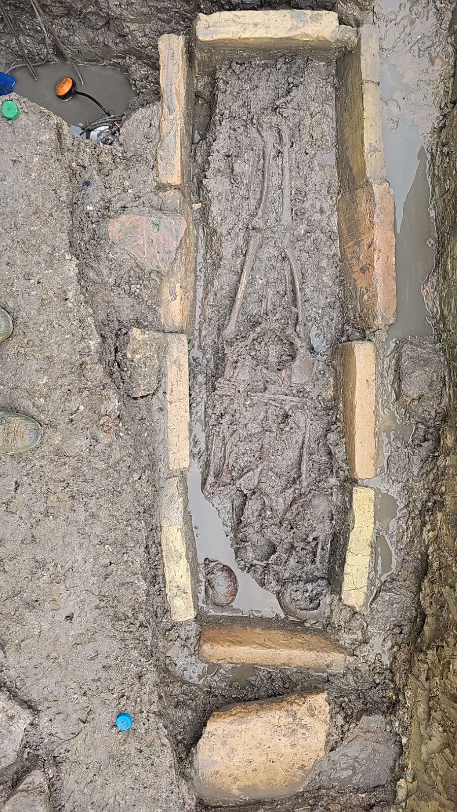 Dans la tombe retrouvée sur la place Saint-Marc, les archéologues ont dénombré sept squelettes d'individus. © Soprintendenza ABAP