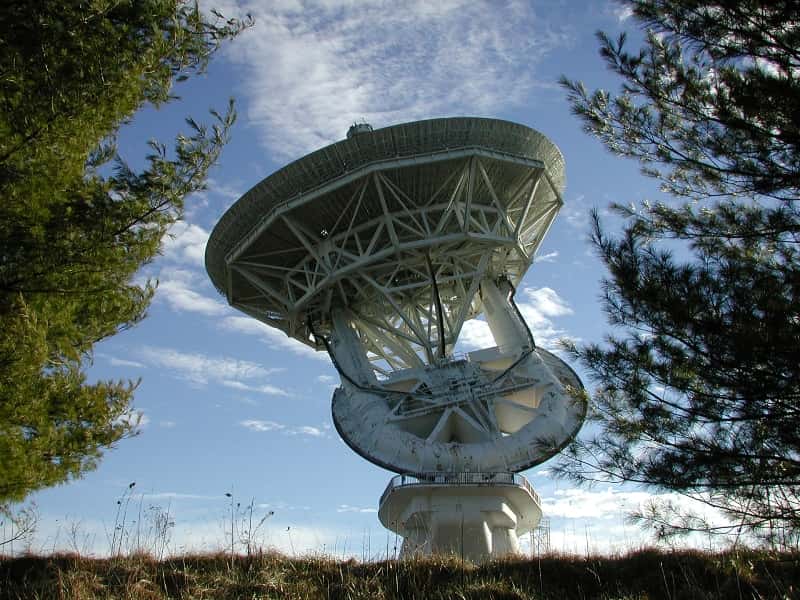 Le radiotélescope de 43 m de diamètre de l'observatoire de Green Bank, qui va faire équipe avec RadioAstron. Depuis 2001, il n’avait plus été utilisé pour des observations de radioastronomie. © NRAO
