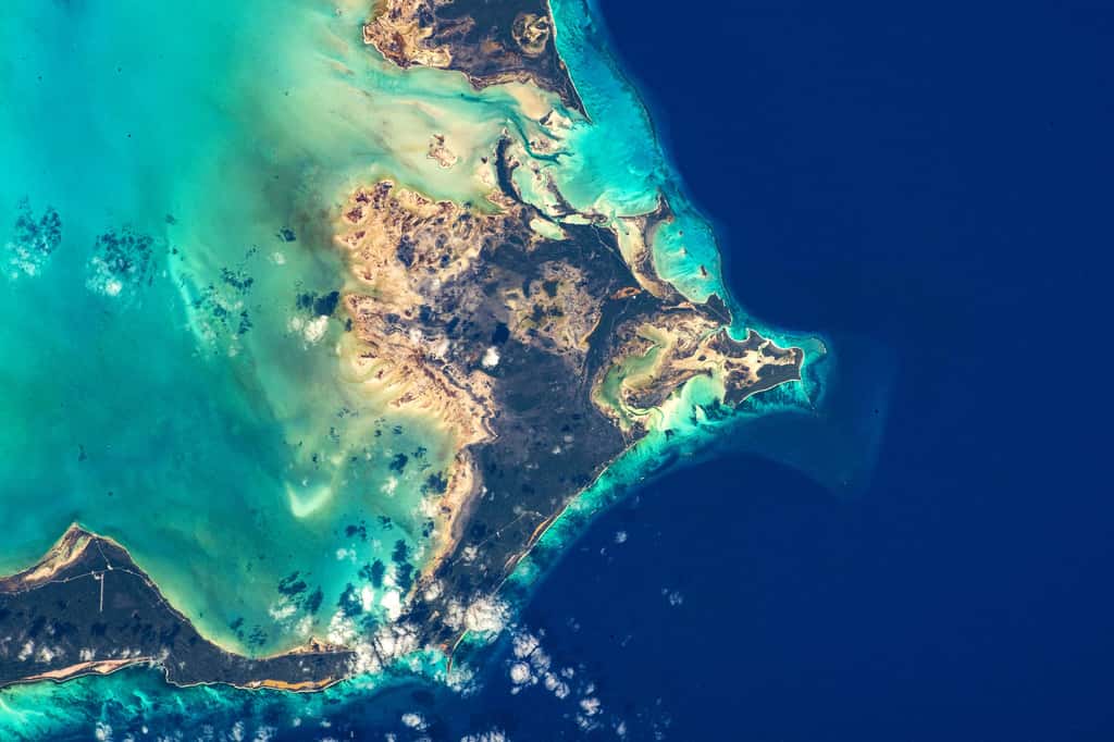 Dans une série de six photos, Matthias Maurer nous permet d'admirer la beauté des eaux cristallines ceignant les îles de l'archipel des Bahamas, situées au nord de la mer des Caraïbes. © ESA, Nasa, Matthias Maurer 