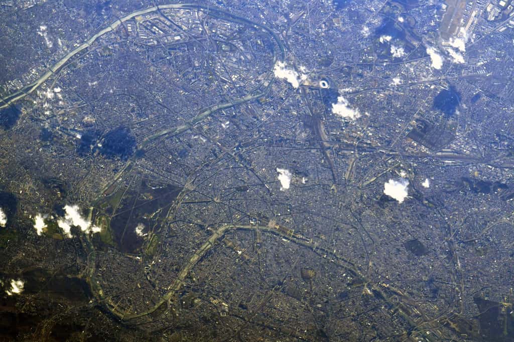 Photographie de Paris. On distingue certains lieux emblématiques en bord de Seine : le jardin des Tuileries, le Champ de Mars… © ESA, Nasa, Matthias Maurer 