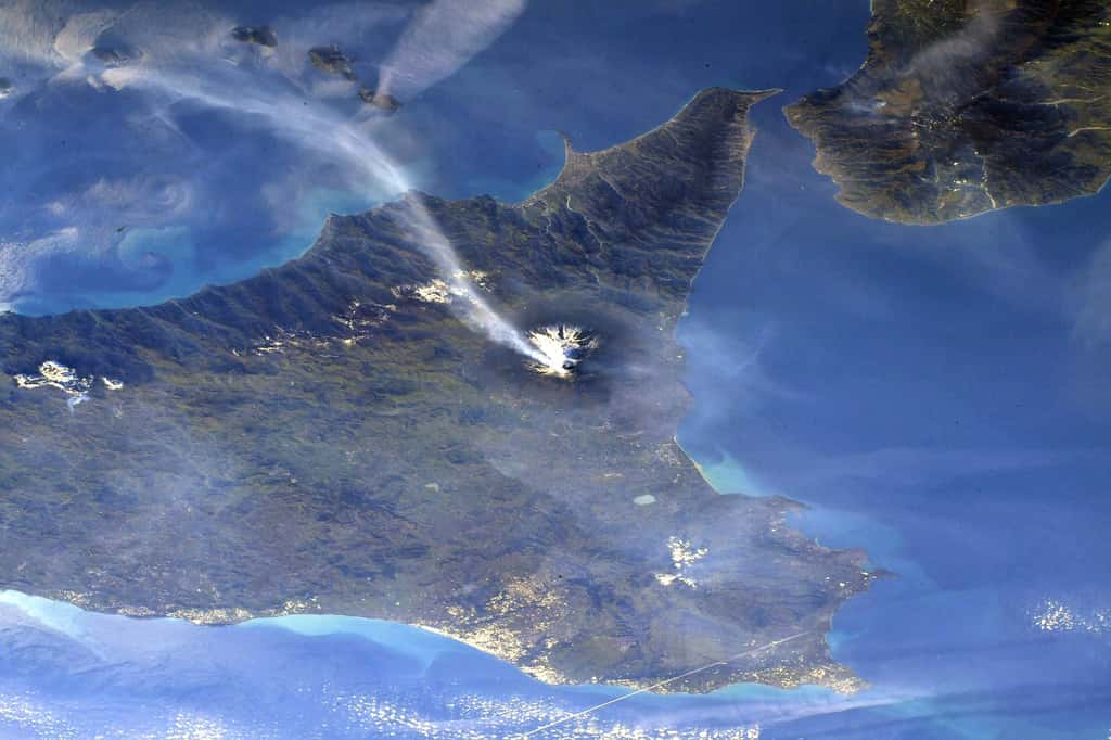 Le volcan Etna, situé en Sicile, lors de son éruption en février 2022. Les vastes fumerolles s'échappant du volcan sont visibles depuis l'espace. © ESA, Nasa, Matthias Maurer