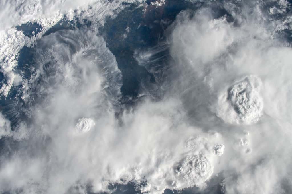 D'épais bancs de nuages s'amoncellent au-dessus de l'Amérique du Sud, annonciateurs d'une possible tempête. © ESA, Nasa, Matthias Maurer