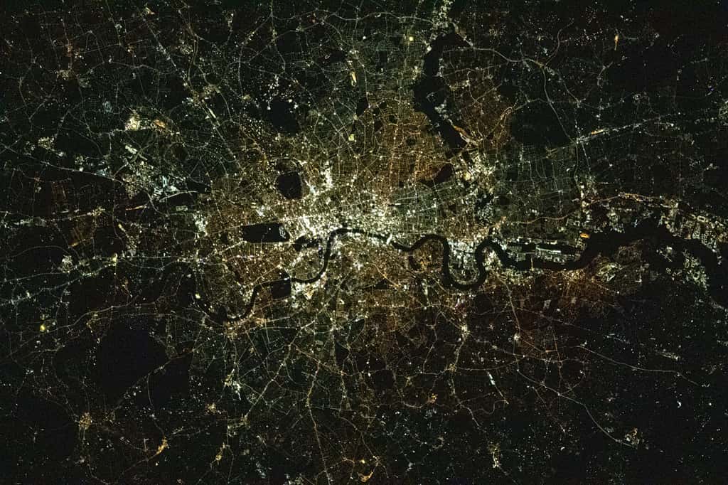 De nuit, les lumières de Londres s'allument. On réalise alors la grandeur de la tentaculaire capitale qui atteint une superficie de 1.500 kilomètres carrés. © ESA, Nasa, Matthias Maurer