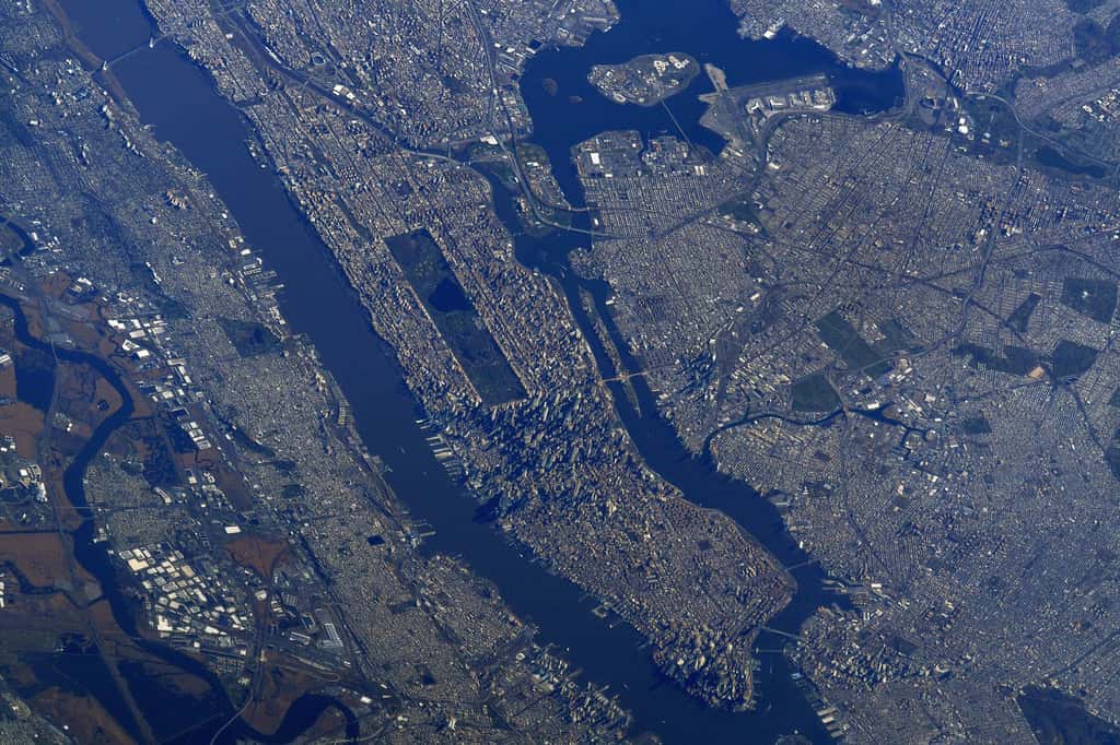 New York, gigantesque, s'étendant sur des dizaines de kilomètres. Les ombres des gratte-ciels s'étendent sur les avenues rectilignes de la « grosse pomme ». © ESA, Nasa, Matthias Maurer 