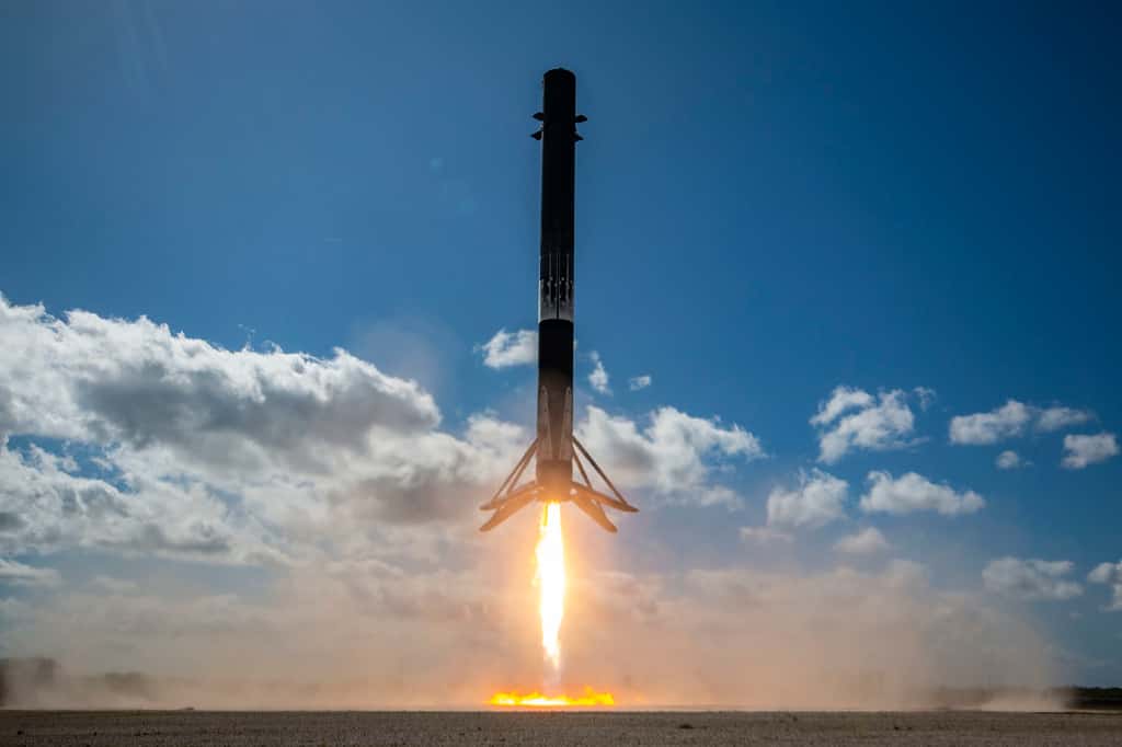 Retour du booster d'une Falcon 9 lors d'un tir OneWeb. © SpaceX