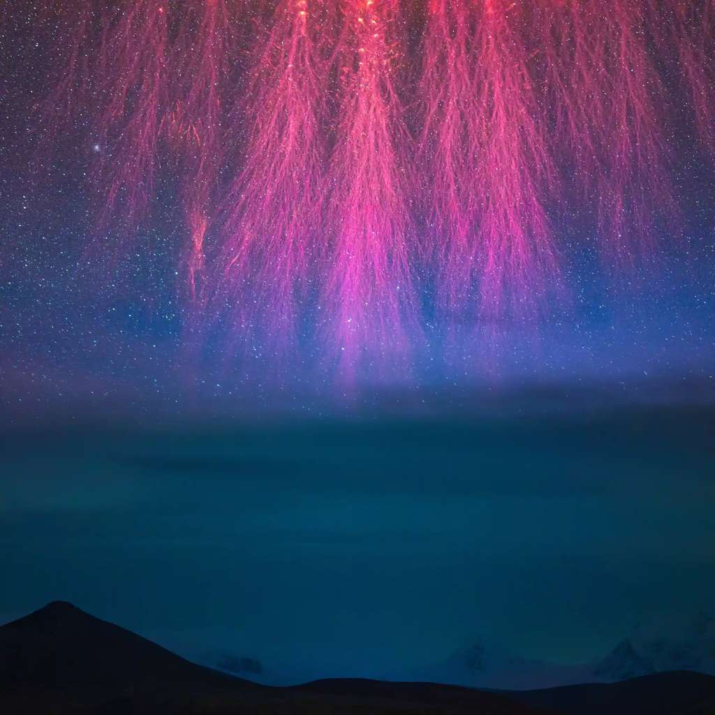 À l'ombre des plus hautes montagnes du monde, un photographe a réussi à capturer des « <em>sprites</em> », d'étranges et denses éclairs rouges. © Angel An