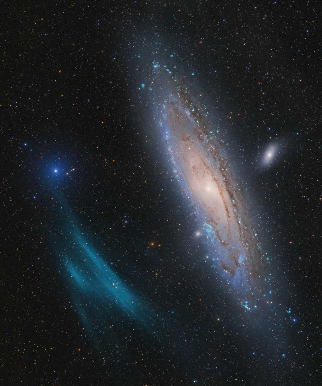 Sur le cliché de l'année 2023, la galaxie d'Andromède, à 2,5 millions d'années-lumière, se voit parée d'un mystérieux arc de plasma. © Marcel Drechsler, Yann Sainty et Xavier Strottner