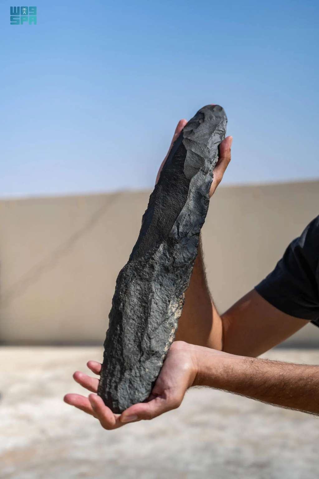 L'une des haches retrouvées sur le site de Qurh, sculptée dans le basalte et s'avérant particulièrement massive pour un outil préhistorique. © <em>The Royal Commission for AlUla</em>