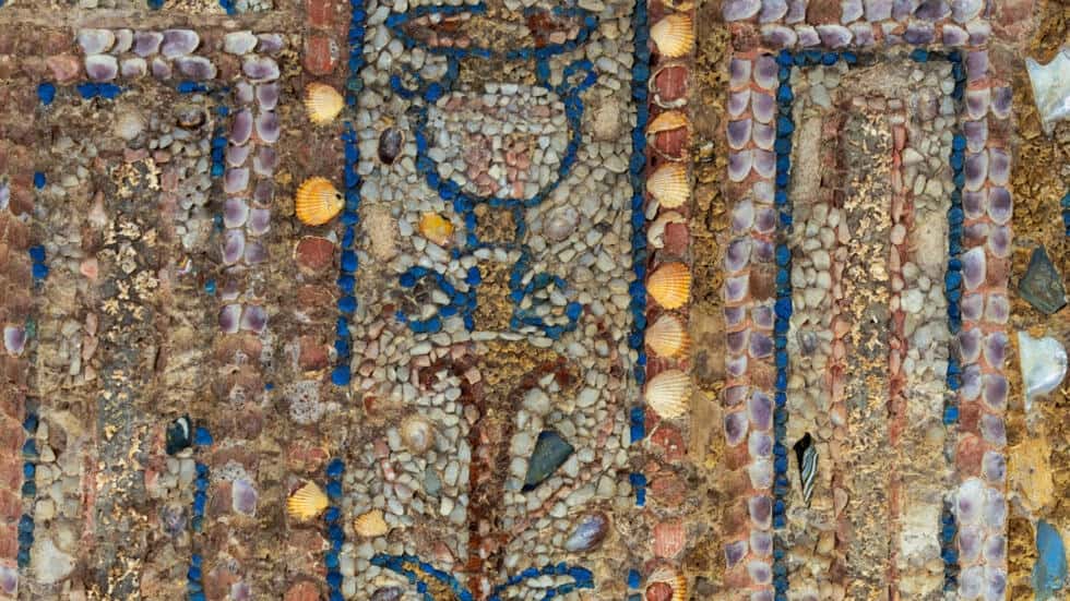 De près, on constate les différents matériaux utilisés pour concevoir la mosaïque dans la pièce principale du <em>domus</em>. © Ministère de la Culture italien