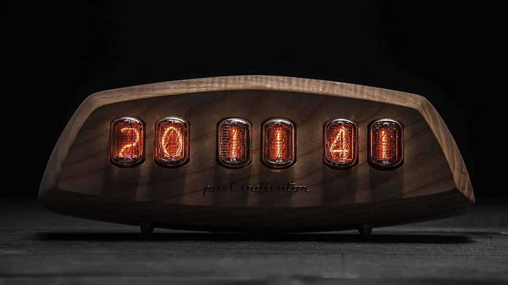 Ce magnifique réveil en bois emprunte les codes des années 1950 pour redonner vie à des tubes vieux de 40 ans. © Past Indicator