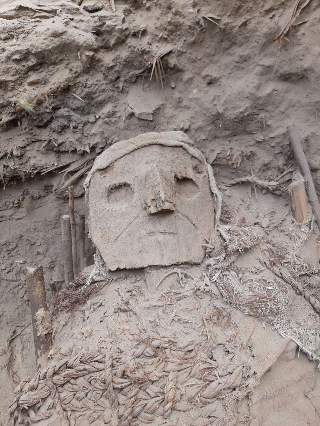 Un masque rustique, figeant le visage de plusieurs momies lors du passage des défunts vers un monde parallèle… © PUCP <em>Archaeology Program « Valley of Pachacámac »</em>, ed. M. Giersz, CC by-sa 4.0