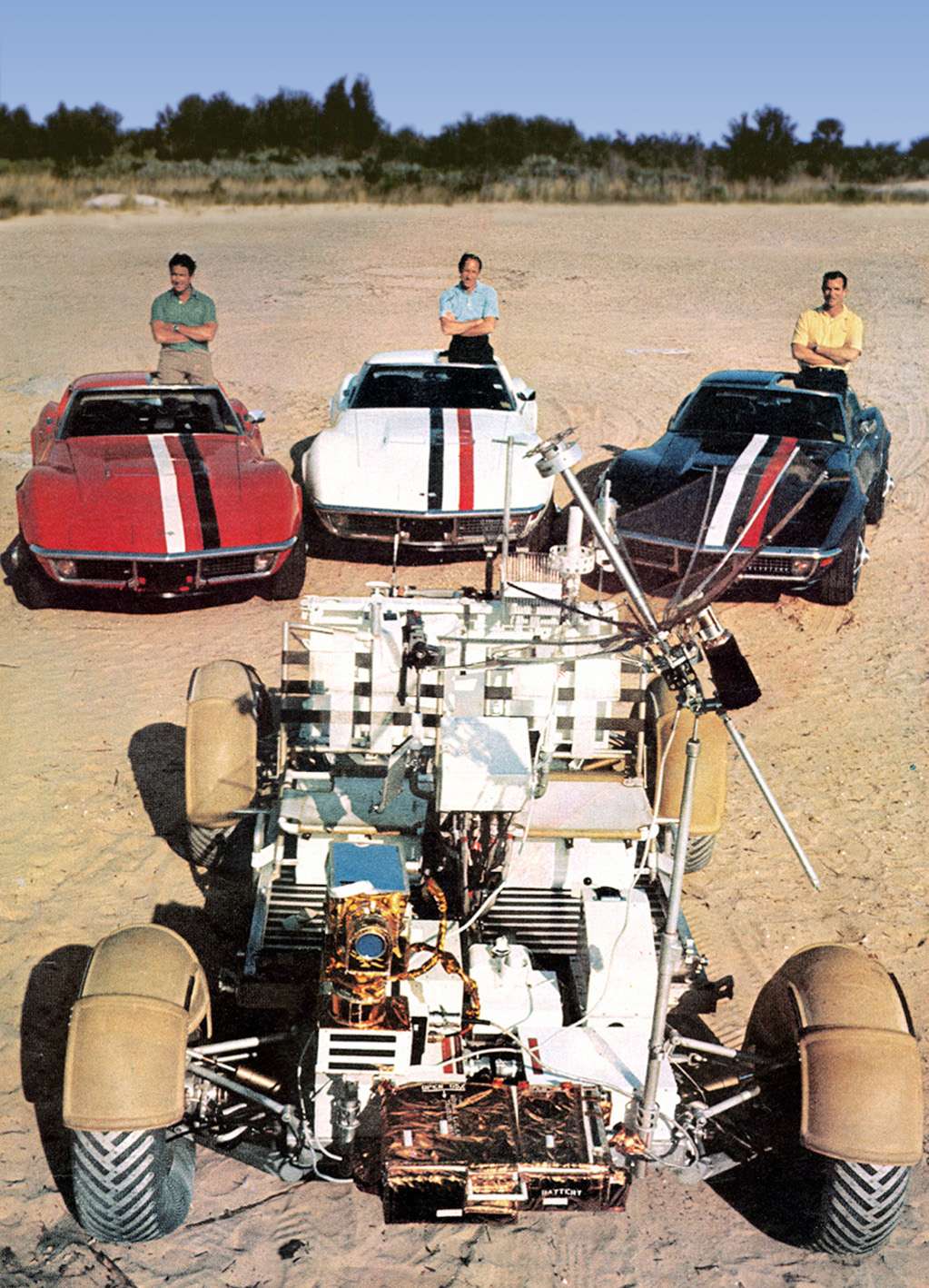 Une photo <em>vintage</em> : les trois membres de l’équipage d’Apollo 15 : Jim Irwin, Al Worden et Dave Scott posent pour <em>Life Magazine</em> devant le modèle d’entraînement 1-G LRV, installés dans des Chevrolet Corvette aux couleurs de l’écusson de la mission. © <em>Life Magazine</em>