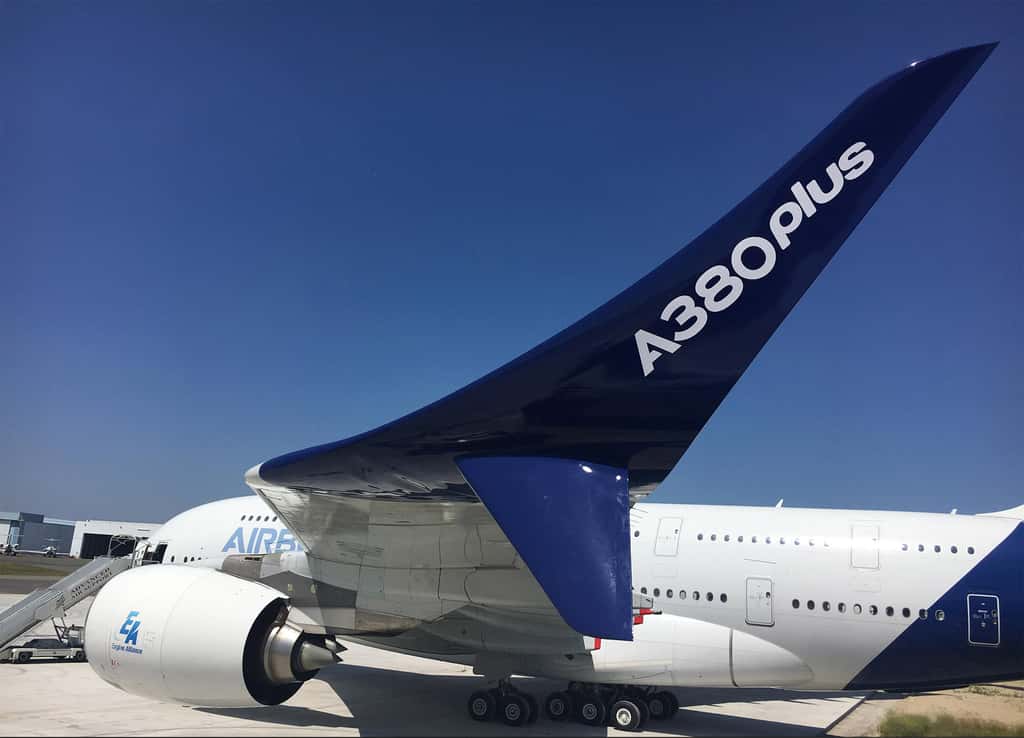 L'A380plus, une version améliorée de l'A380 qui pourrait volé en 2020, présenté au Salon du Bourget, avec, au premier plan, l'un de ses nouveaux winglets. © Airbus
