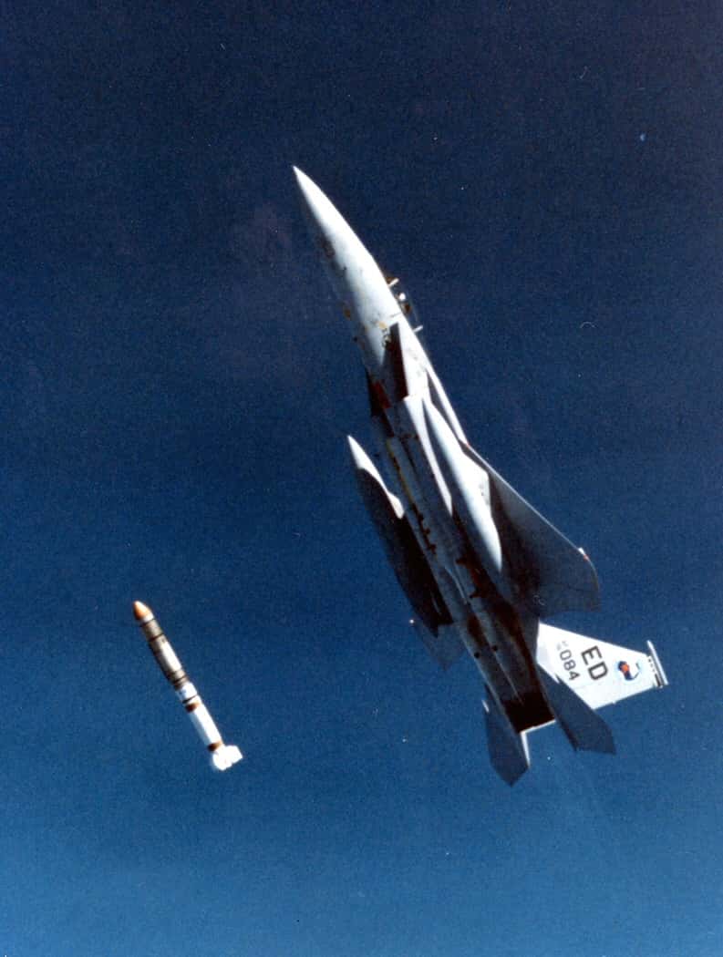 Tir d'un missile antisatellite Vought ASM-135 par un F-15 de l'US Air Force en 1985. © USAF