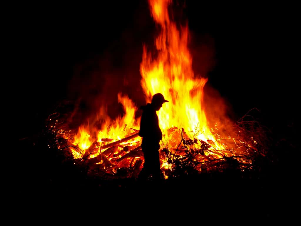 Le pyromane incontrôlable et éprouvant un désir sexuel pour le feu est un mythe. © Sparkia, Adobe Stock