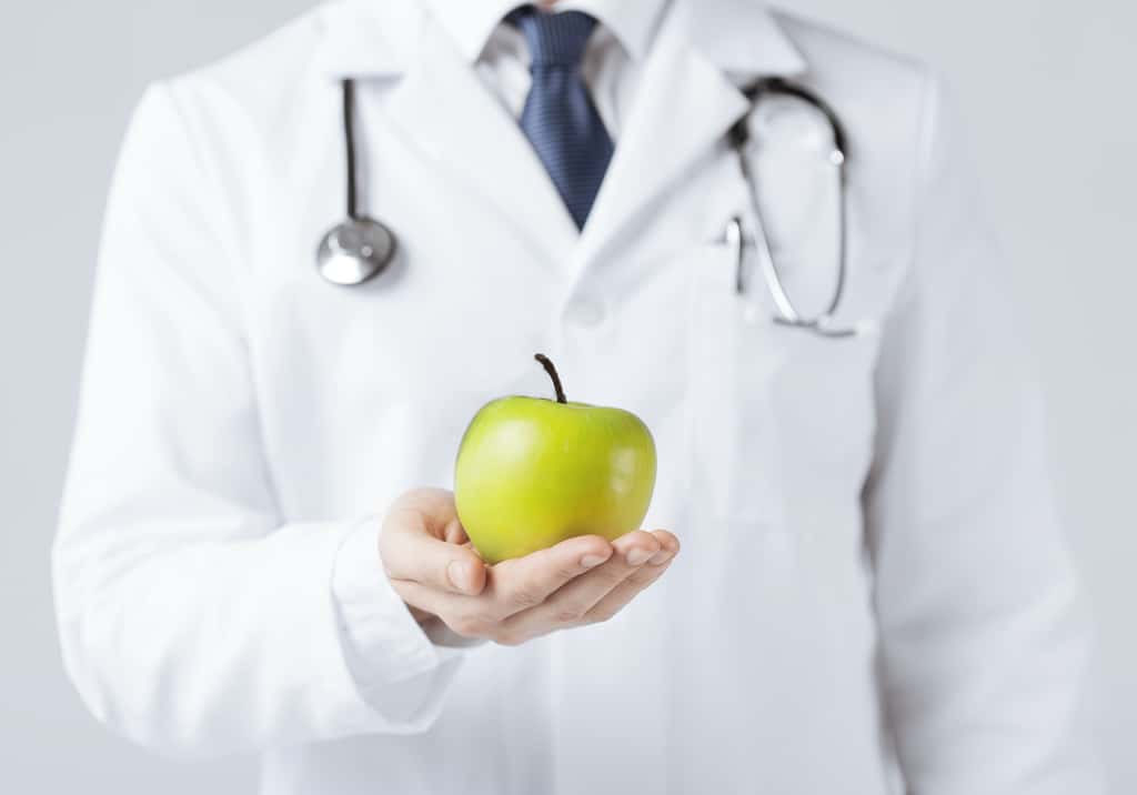 Lorsque les sujets consommaient les deux pommes, leurs paramètres sanguins tels que le cholestérol étaient plus bas. © Syda Productions