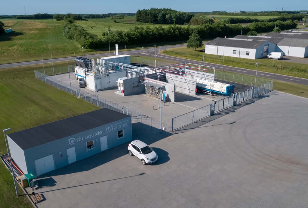 Projet HyBalance d’Air Liquide au Danemark. Mis en service en juin 2018, cet électrolyseur d’une capacité de 1,2 MW est intégré dans un système global permettant de couvrir toute la chaîne de valeur de l’hydrogène : de la production à partir d’énergie éolienne, à son utilisation finale dans les transports et l’industrie. L’hydrogène décarboné produit sur site est en partie utilisé pour alimenter les 5 stations hydrogène du réseau CHN d’Air Liquide au Danemark (Copenhagen Hydrogen Network). © Air Liquide