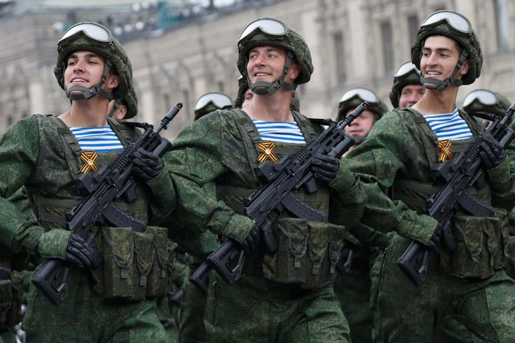 Les troupes aéroportées russes défilent avec des AK-12 lors de parade moscovite du Jour de la Victoire, en 2019. © Mil.ru