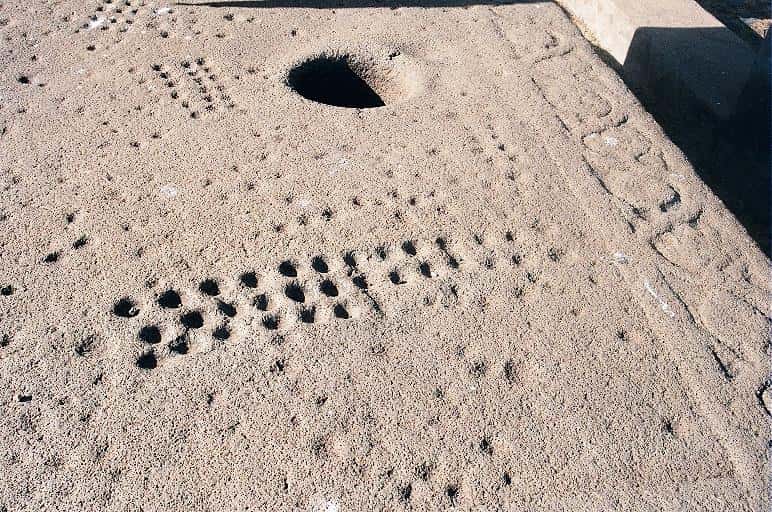 Ces cavités retrouvées à Aksoum forment un plateau de Mancala, datant probablement de la fin de l'Antiquité ou du haut Moyen Âge. © Wikimedia Commons, Indech, CC BY-SA 2.5