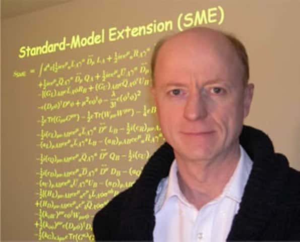 Alan Kostelecky est l'un des physiciens à l'origine du cadre théorique appelé SME, incorporant des violations de l'invariance de Lorentz, comme une vitesse limite différente selon les directions de mouvement dans l'espace. De telles violations sont possibles dans le cadre de la théorie des supercordes. © Université de l’Indiana