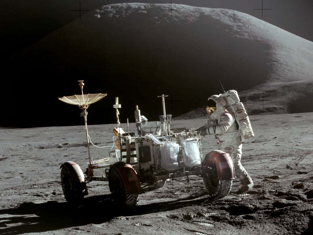 James Irwin à côté du rover lunaire. © Nasa