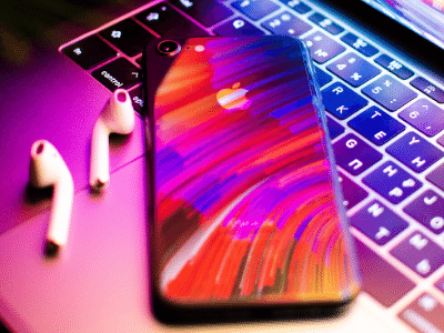 Des écouteurs sans fil AirPods au dernier iPhone en passant par les MacBook et Apple Watch, le Black Friday est idéal pour économiser sur les nouveautés de la marque à la pomme. © Unsplash