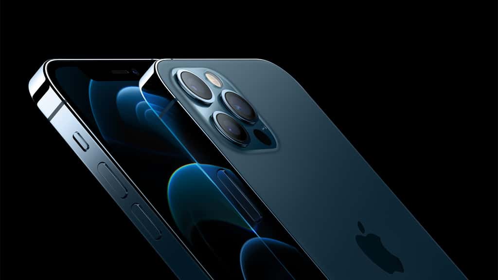 L'utilisation d'une lentille Metalenz permettrait d'enterrer les capteurs photos bombés qui se trouvent désormais à l'arrière des smartphones, comme ici sur l'iPhone 12. © Apple