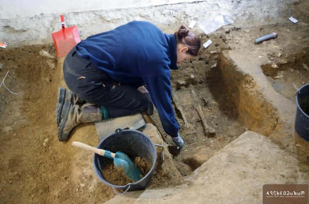 En fouillant le cimetière médiéval, les archéologues ont constaté divers types de processus funéraires correspondant à diverses périodes historiques. © Archeodonum