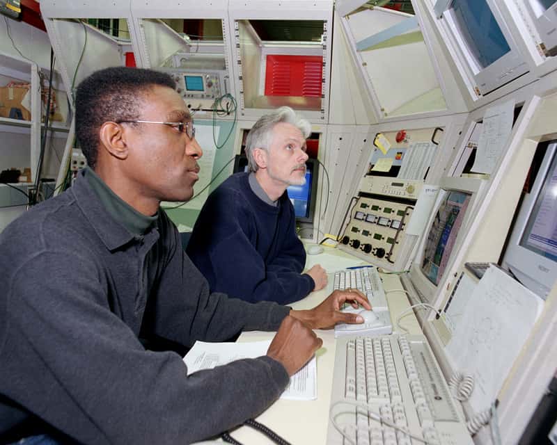 Arden Warner et son collègue Curtis Crawford en plein travail au Fermilab. © Fermilab, Reidar Hahn
