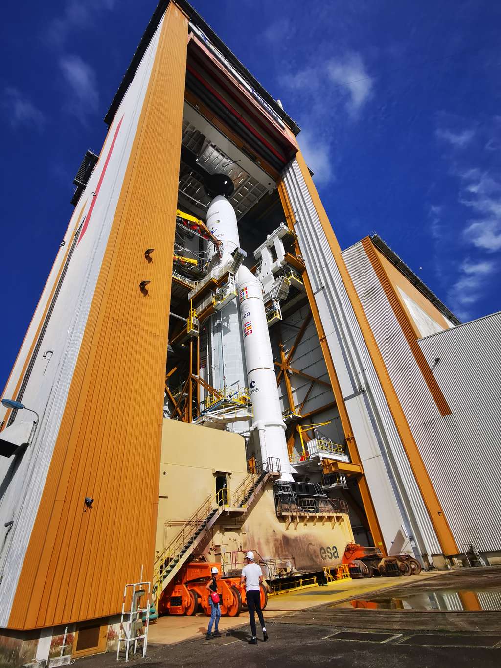 <em>Human for scale. </em>Il nous faut bien ça pour se rendre compte de la taille d'Ariane 5 ! © Daniel Chrétien, Futura Sciences