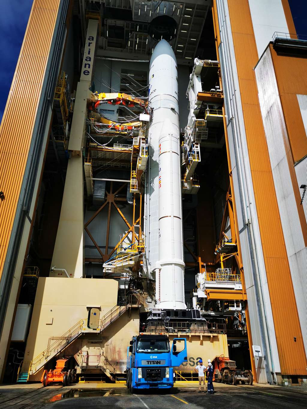 C'est ce simple camion bleu, nommé Titan, qui tire l'ensemble Ariane 5 sur son érecteur, pesant au total près de 1.400 tonnes ! © Daniel Chrétien, Futura Sciences