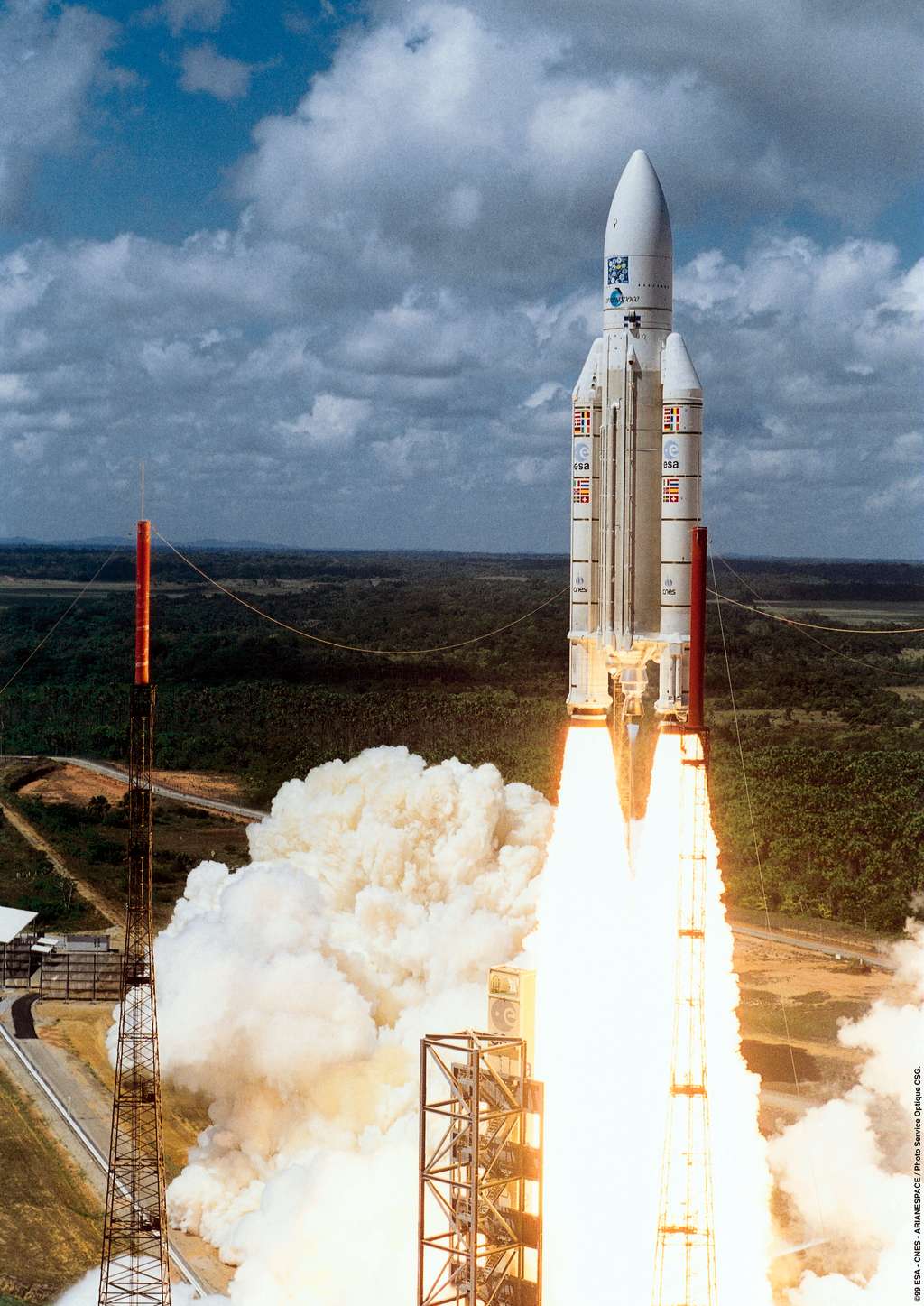 XMM-Newton a été passager du quatrième vol d'Ariane 5. © ESA, Cnes, Arianespace - Service Optique