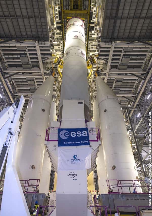 Intégration du corps central d'Ariane 6 sur son pas de tir à Kourou, entre les maquettes taille réelle des boosters. © ESA, Cnes, ArianeGroup, Centre optique