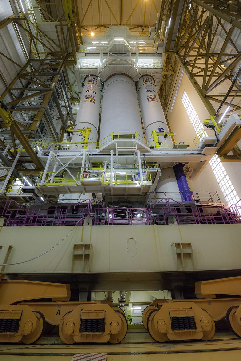 Le lanceur Ariane 5 dans le bâtiment d'intégration lanceur en décembre 2017. © Rémy Decourt