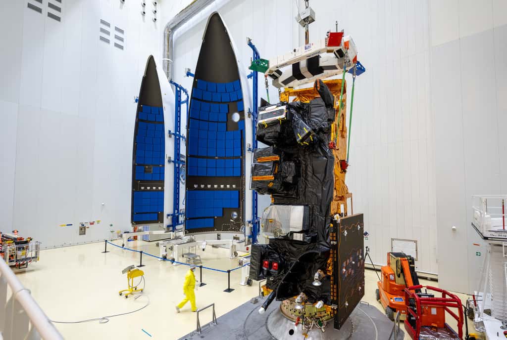 MetOp-SGA1 s'apprête à être mis sous coiffe à Kourou. © Cnes, ESA, Arianespace, Optique Vidéo CSG, P. Piron, 2025