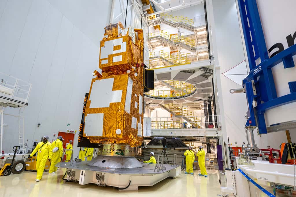 MetOp-SGA1 en salle blanche avant sa mise sous coiffe à Kourou. © Cnes, ESA, Arianespace, Optique Vidéo CSG, P. Piron, 2025