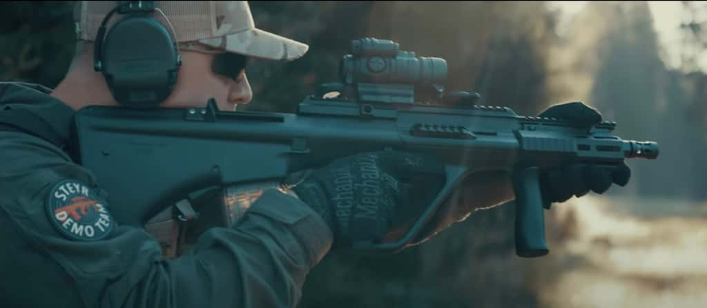 À l’image des fusils bullpup précédemment mentionnés, l’objectif de Steyr avec la AUG est d’optimiser la taille de l’arme pour la rendre plus compacte. © Steyr AUG