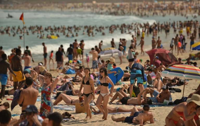 Près de Sydney, la plage de Bondi bondée, le 5 octobre 2017. Dimanche 7 janvier 2018, la ville a connu un record de chaleur avec une température maximale de 47,3 °C, à marquer dans les annales, même si des pics de températures de plus de 40 °C sont courants en été. © Peter Parks, AFP, Archives