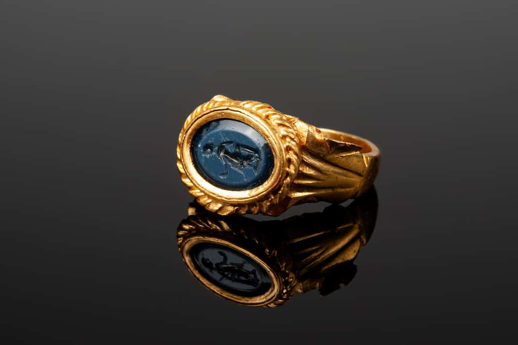 Parmi les artefacts collectés, cette bague en or sertie d’onyx est particulièrement bien préservée. © Emmanuelle Collado, Inrap