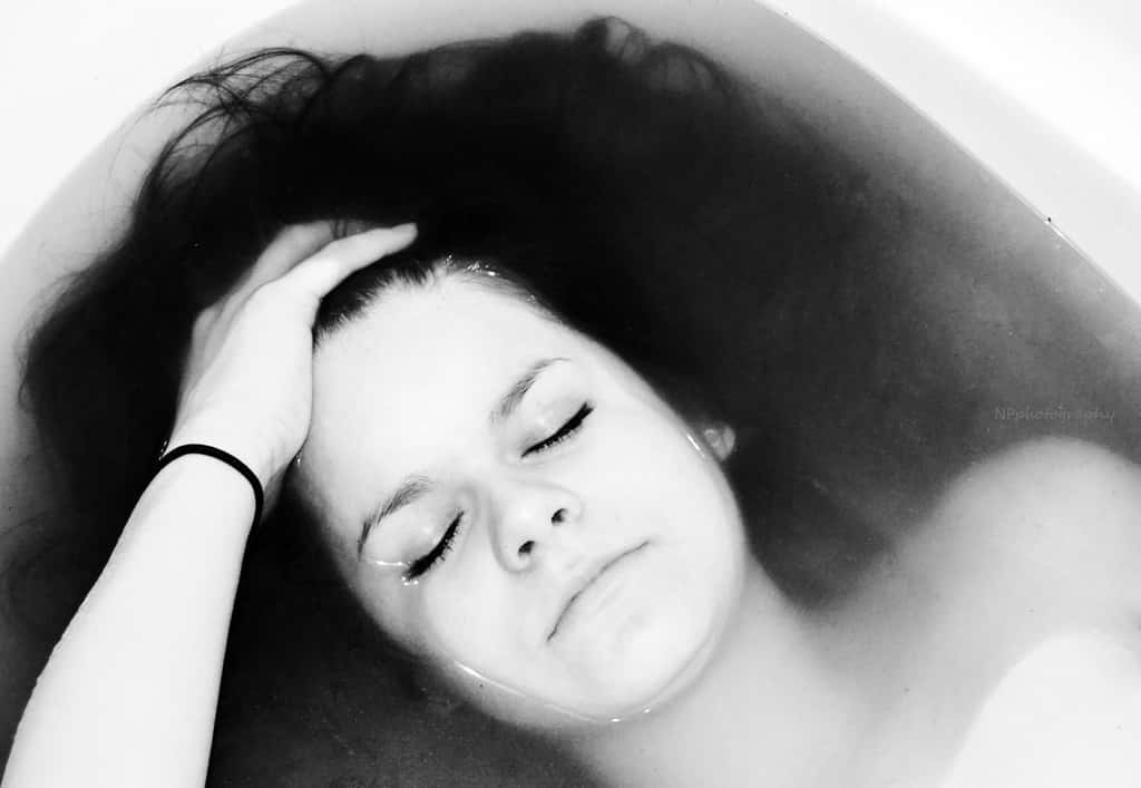 En augmentant la température corporelle, le bain chaud agit sur la sérotonine, un neurotransmetteur impliqué dans la dépression. © PxHere
