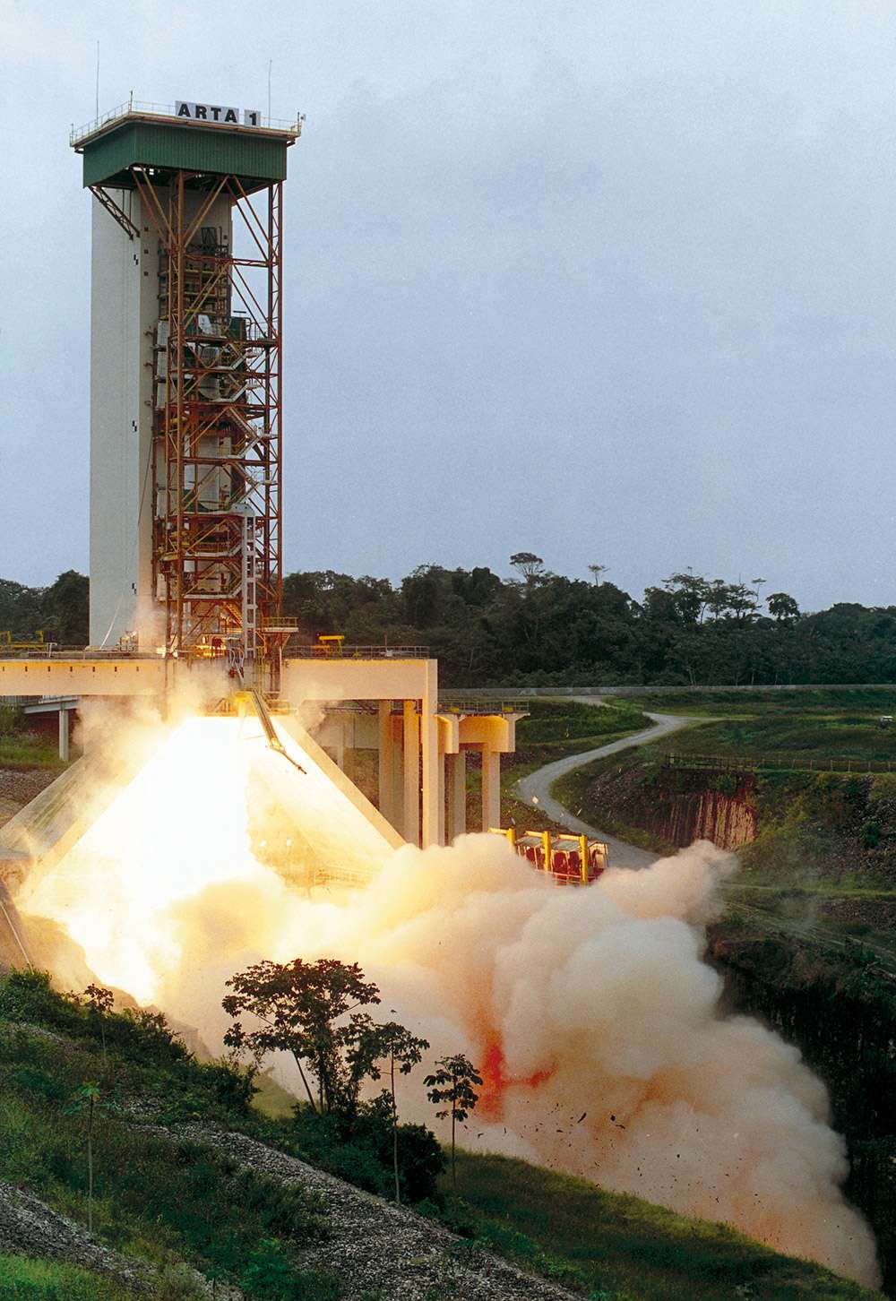 Le banc d'essai des boosters est situé sur le site du Centre spatial guyanais. Ici, essai d'un booster d'appoint d'Ariane 5 (mai 2000). Le banc a été modifié pour s'adapter aux moteurs à propergol solide d'Ariane 6 et Vega. © Cnes, ESA, service Optique du CSG
