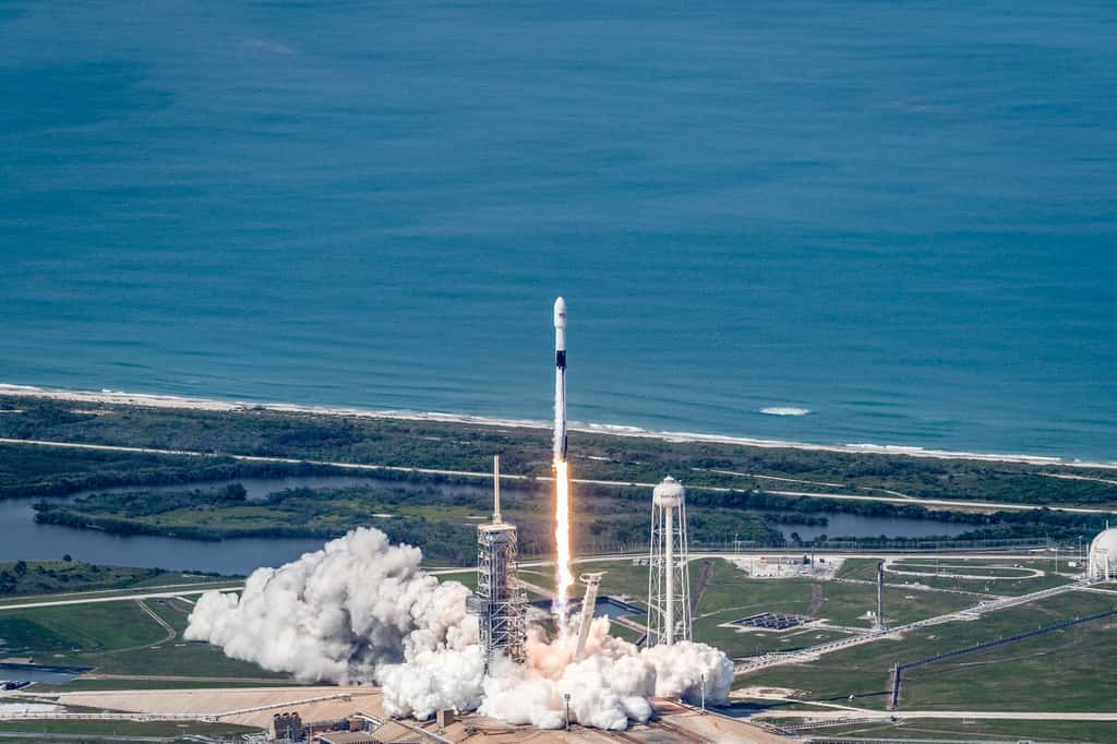 Un Falcon 9 au décollage avec à son bord un satellite de télécommunication. © SpaceX