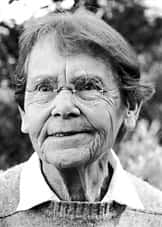 En 1983, à 81 ans, Barbara McClintock n'a changé ni sa coiffure ni la forme de ses lunettes ni son regard pétillant. Elle vient de recevoir le prix Nobel de médecine et de biologie. © Nobelprize.org