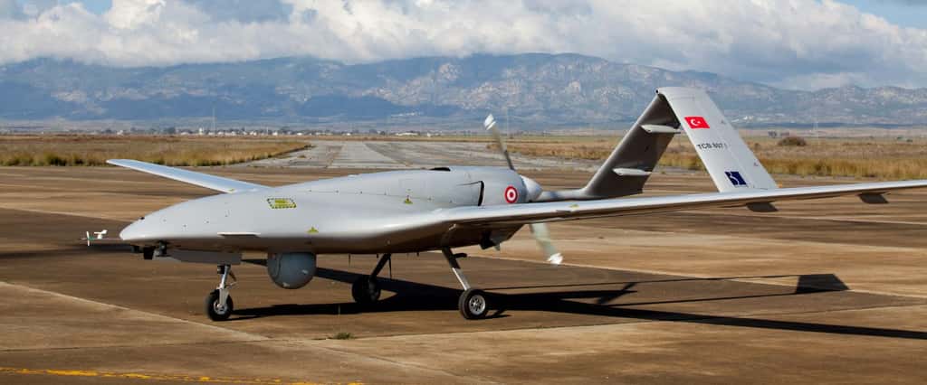 Le drone turc Bayraktar TB2, capable d'effectuer des missions de reconnaissance ou des frappes sur des positions ennemies. © Birol Bebek, AFP