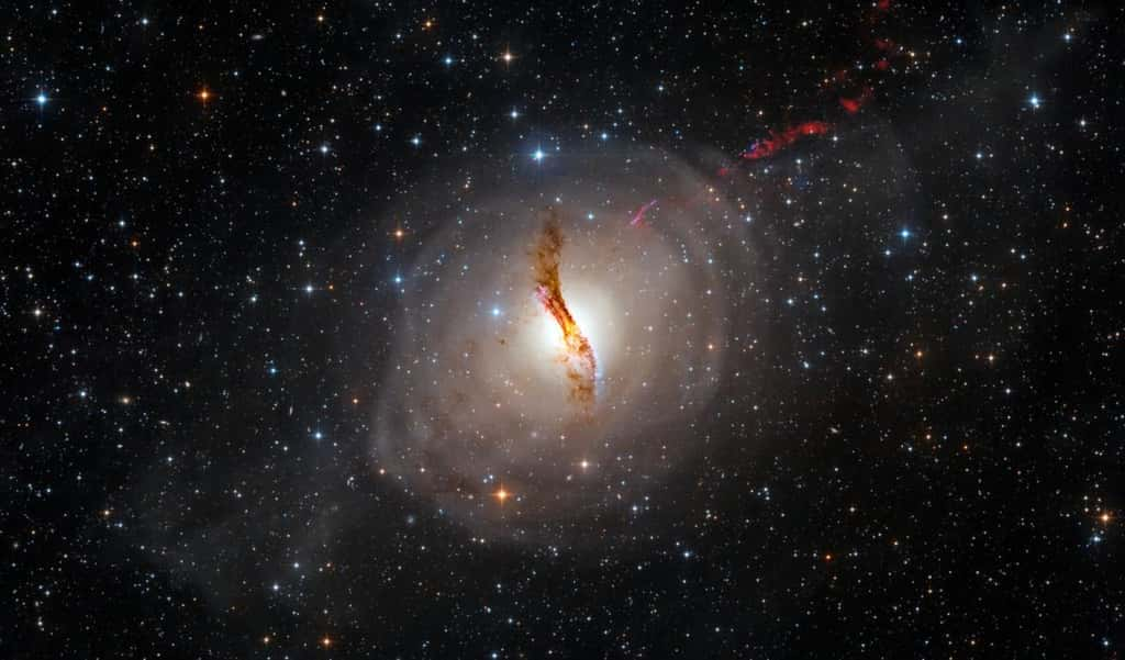 Centaurus A, une galaxie lenticulaire au noyau bien particulier, qui fascine les astronomes depuis des décennies. © Bence Tóth et Péter Feltóti