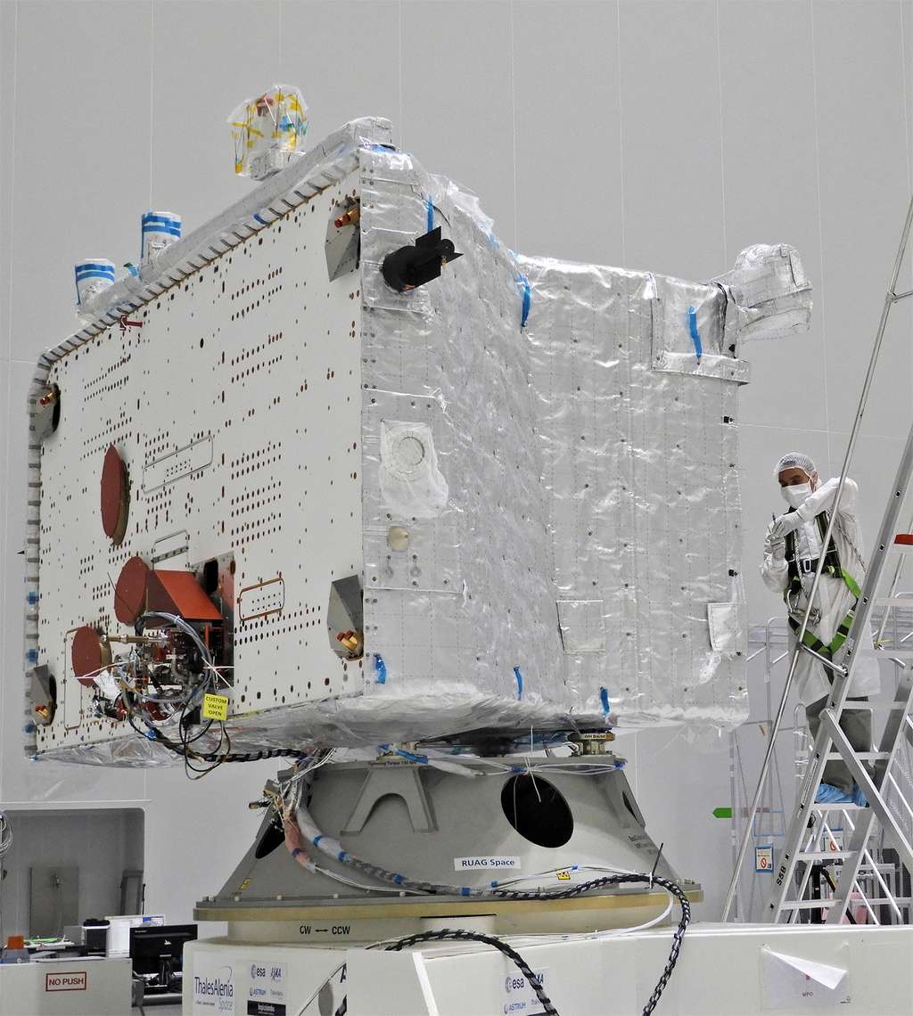 L'orbiteur européen MPO recouvert d'une partie de son isolation multicouche qui le protégera de l'environnement très chaud autour de Mercure. © ESA, B. Guillaume