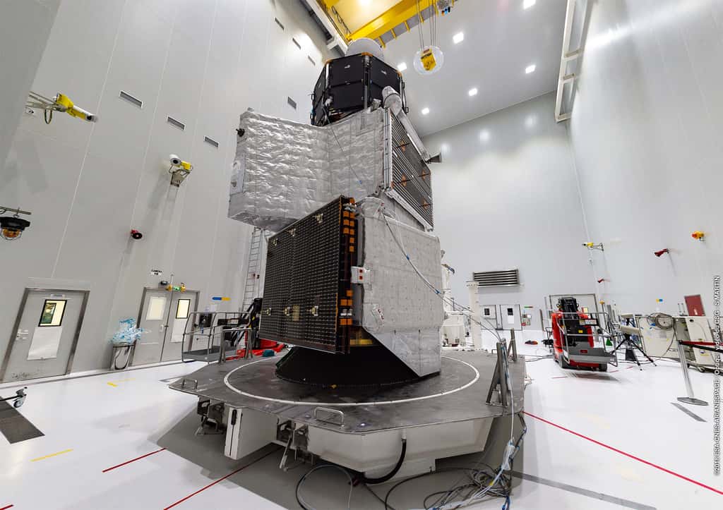 La sonde BepiColombo au bâtiment S5 du Centre spatial de Kourou. Elle est ici vue en configuration de vol avec de bas en haut : le module de transfert, l'orbiteur européen MPO, le bouclier solaire, et le <em>Mercury Magnetospheric Orbiter</em>. © ESA/CNES/Arianespace/Optique video du CSG – S. Martin