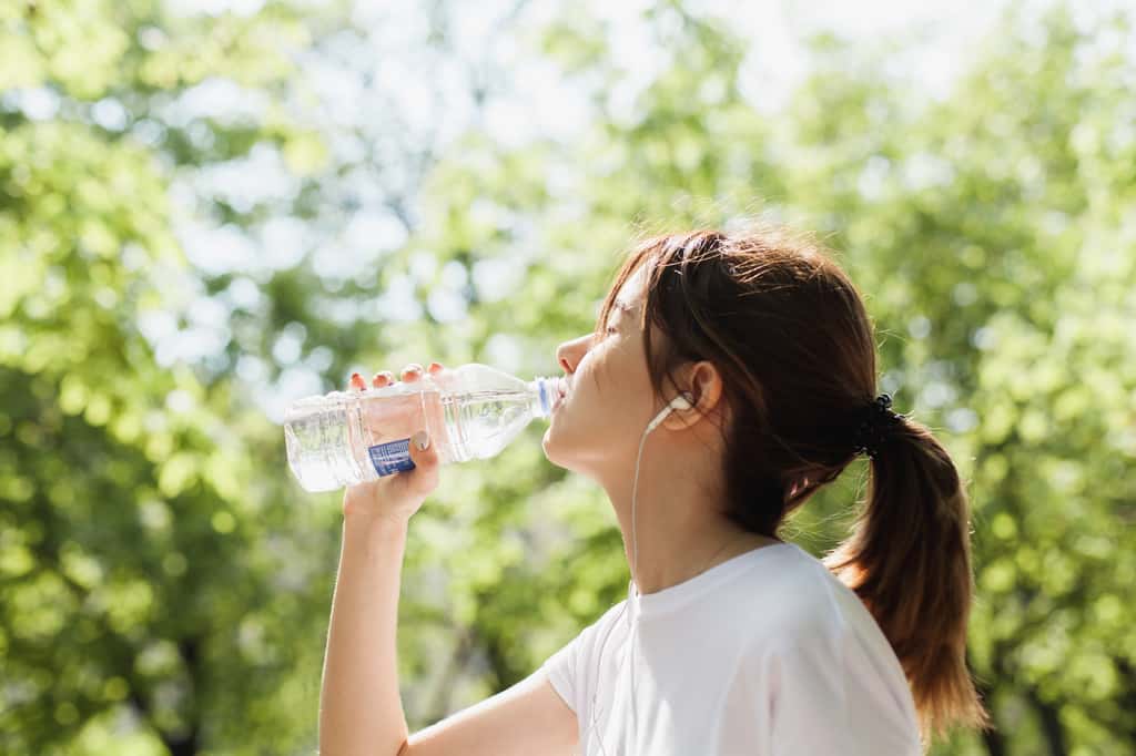  Durant un exercice physique, il faut boire au minimum un demi-litre d’eau toutes les demi-heures quand il fait chaud. © makarovada, Fotolia 